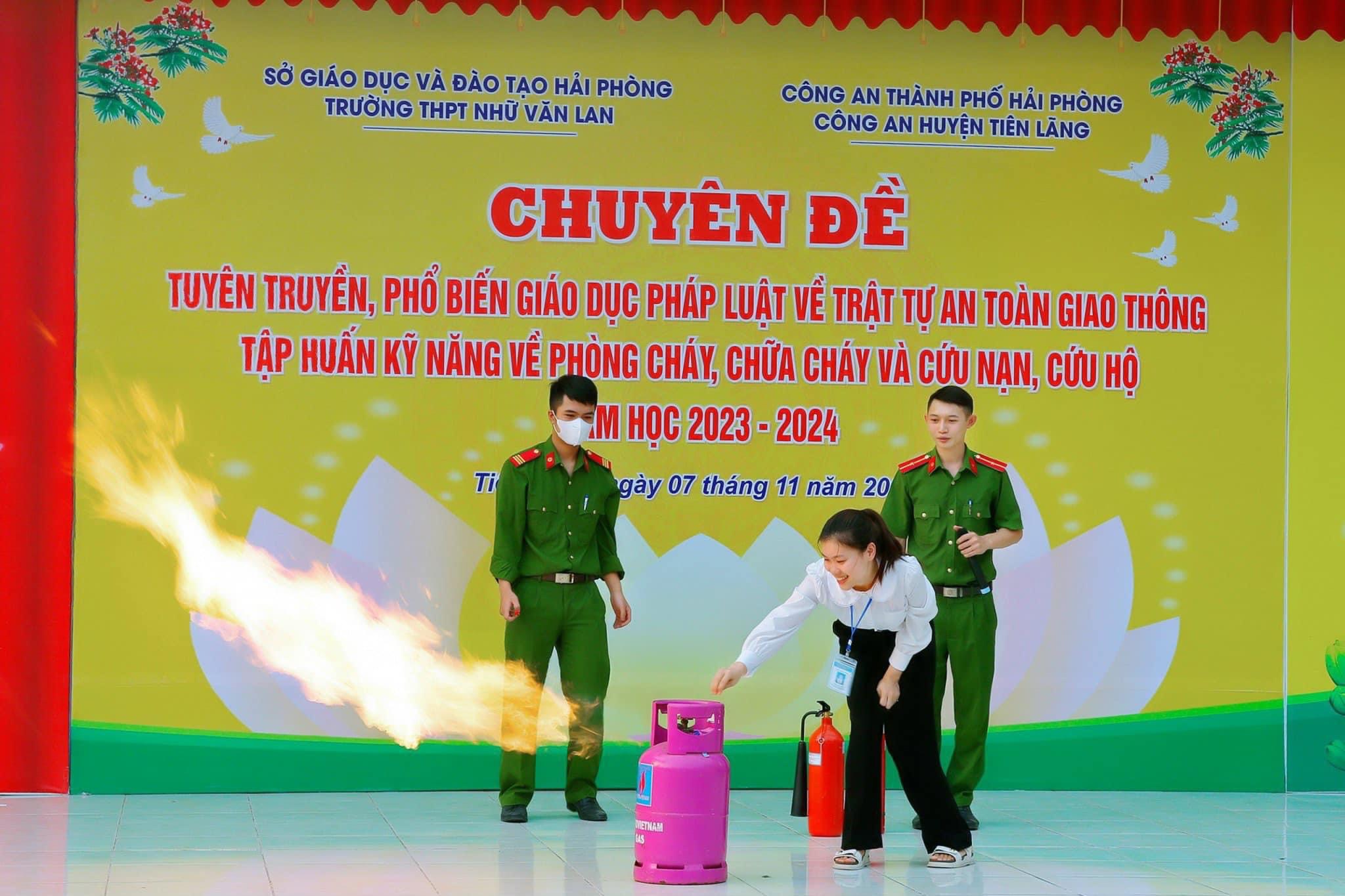 Công an huyện Tiên Lãng : Tuyên truyền pháp luật và tập huấn PCCC cho Trường THPT Nhữ Văn Lan